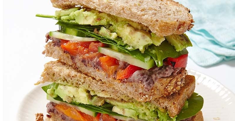 <strong>Sandwich aux légumes avec tartinade au citron et aux haricots noirs</strong>