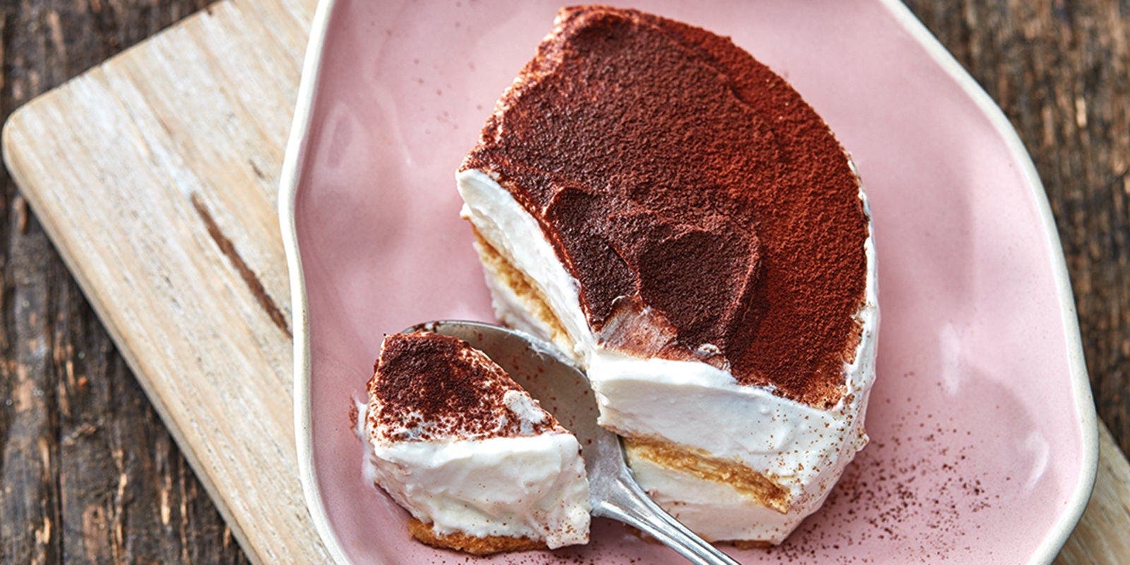 Tiramisu crémeux sur une assiette rose