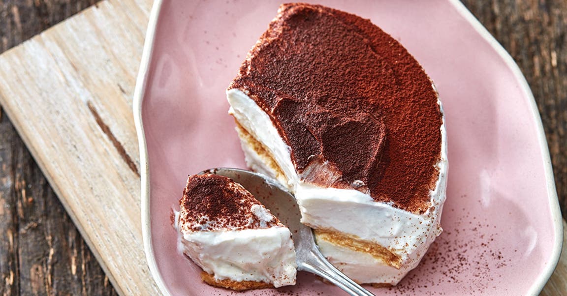 Cremiges Tiramisu auf pinkem Teller