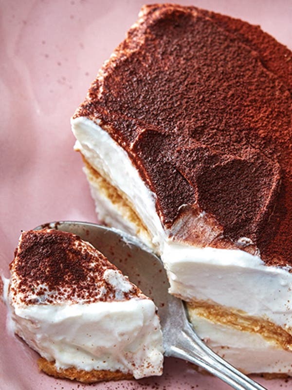 Tiramisu crémeux sur une assiette rose