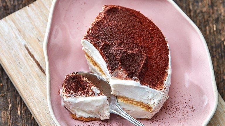 Tiramisu crémeux sur une assiette rose