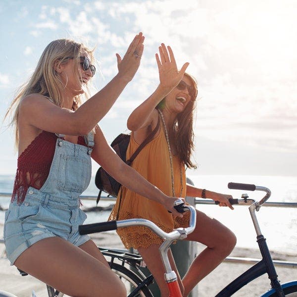 Zwei junge Frauen fahren Fahrrad