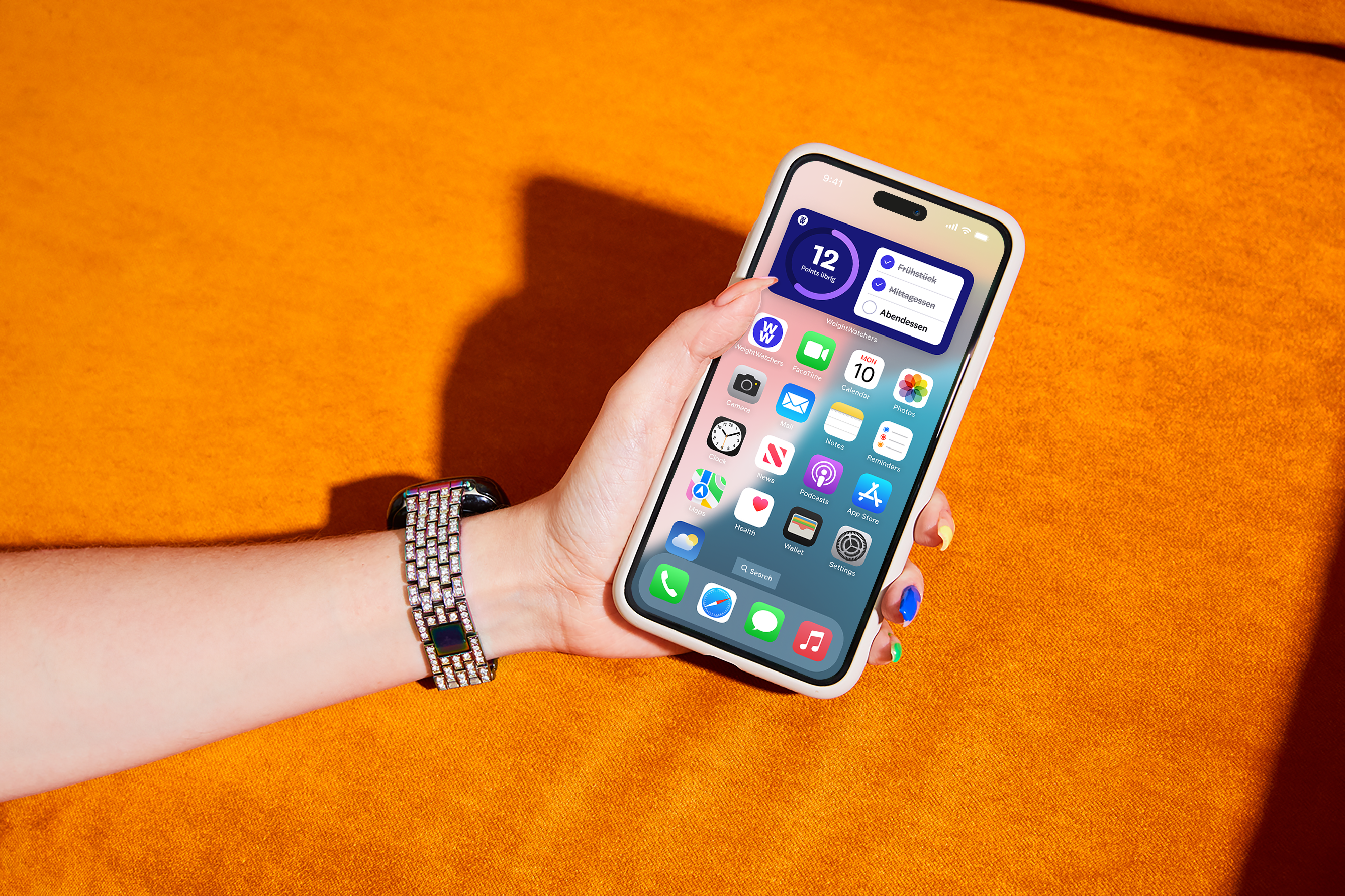 Een persoon houdt een iPhone vast, een uiting van een combinatie van technologie en persoonlijke expressie.