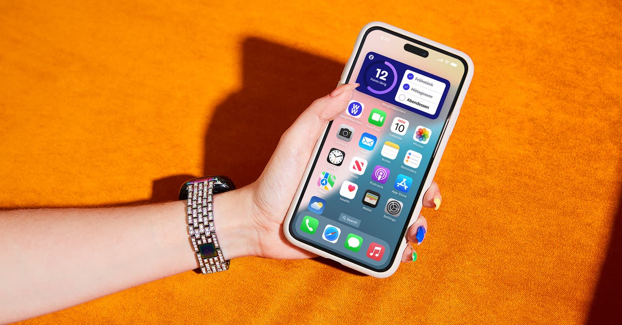 Een persoon houdt een iPhone vast, een uiting van een combinatie van technologie en persoonlijke expressie.