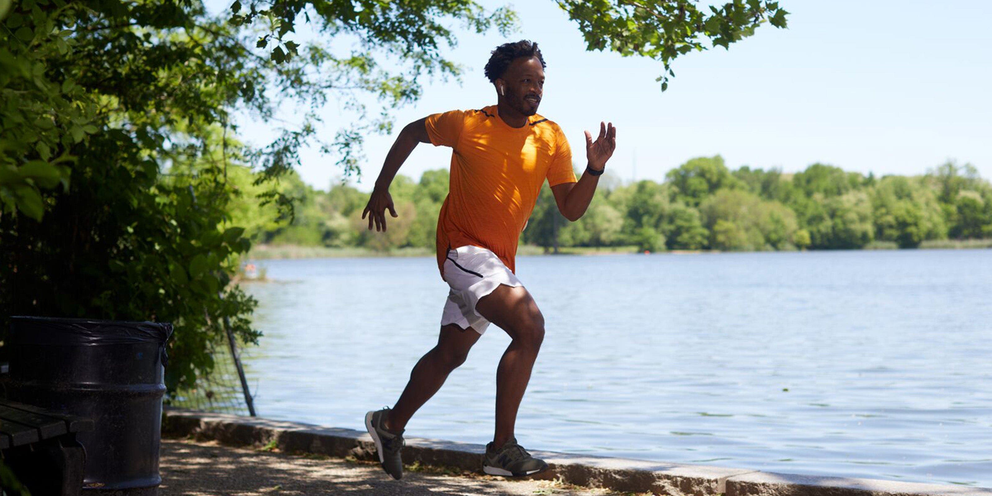 WW Mitglied Zackory beim Joggen am See