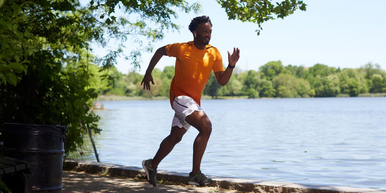Zackory, membre WW, fait du jogging au bord d'un lac