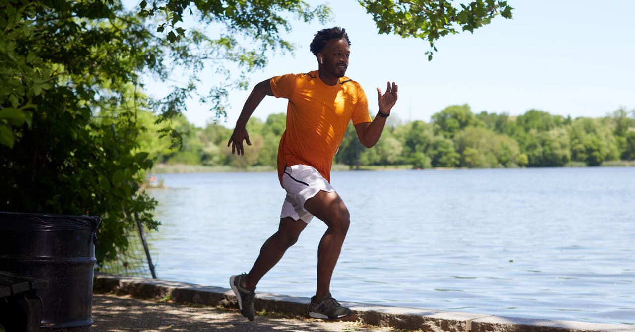 WW Mitglied Zackory beim Joggen am See