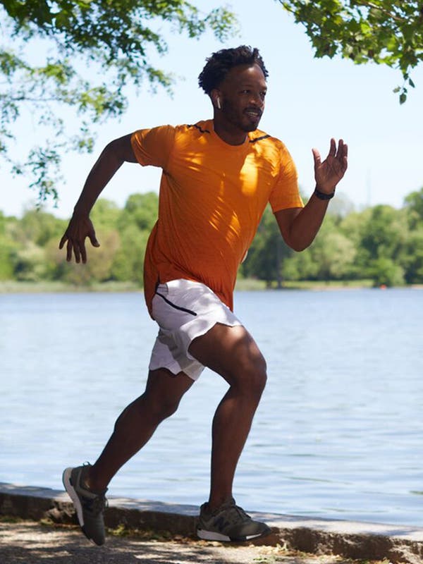 WW Mitglied Zackory beim Joggen am See