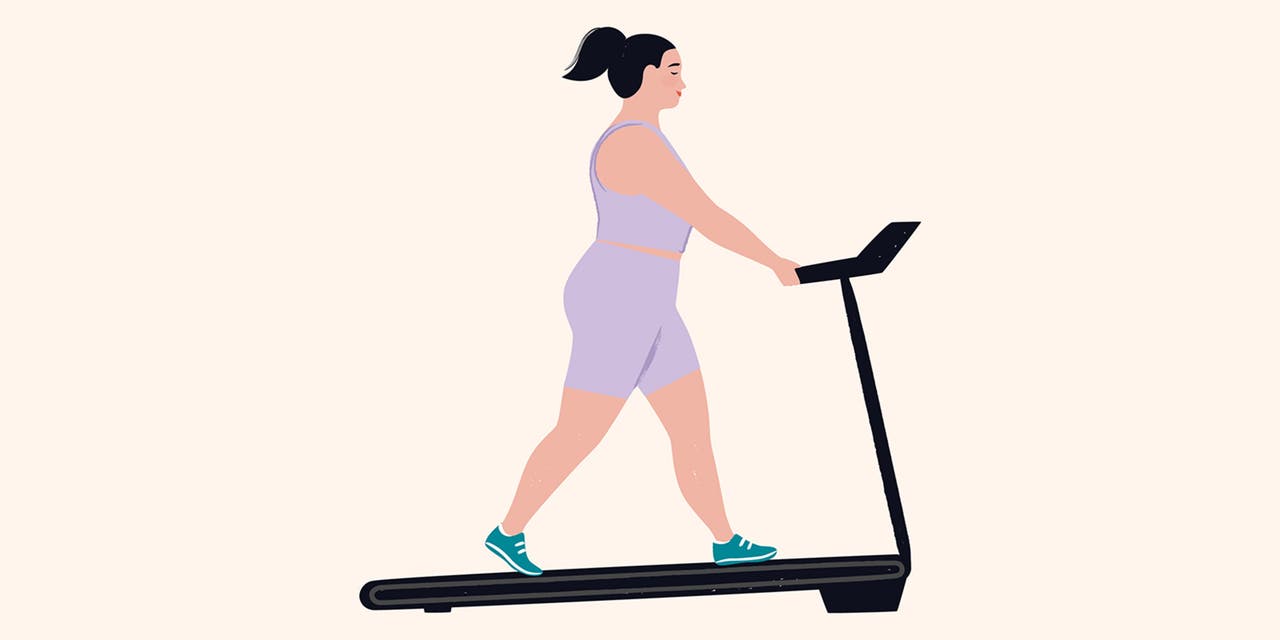 eine Frau, die auf einem Laufband geht