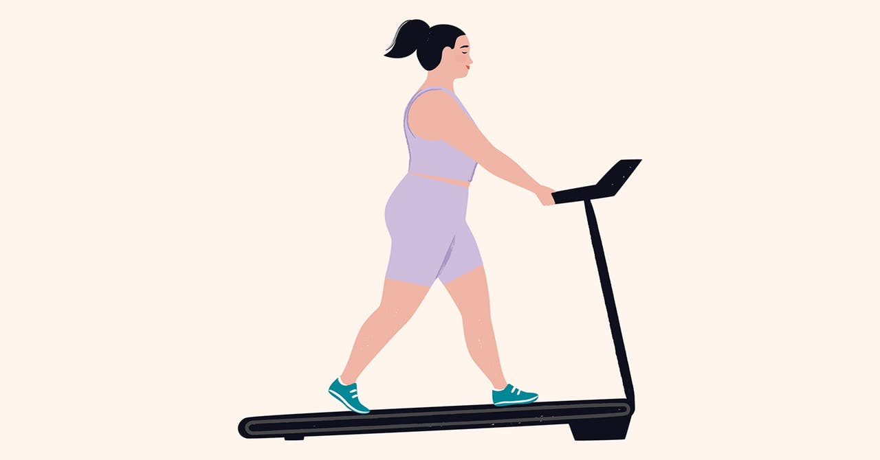 eine Frau, die auf einem Laufband geht