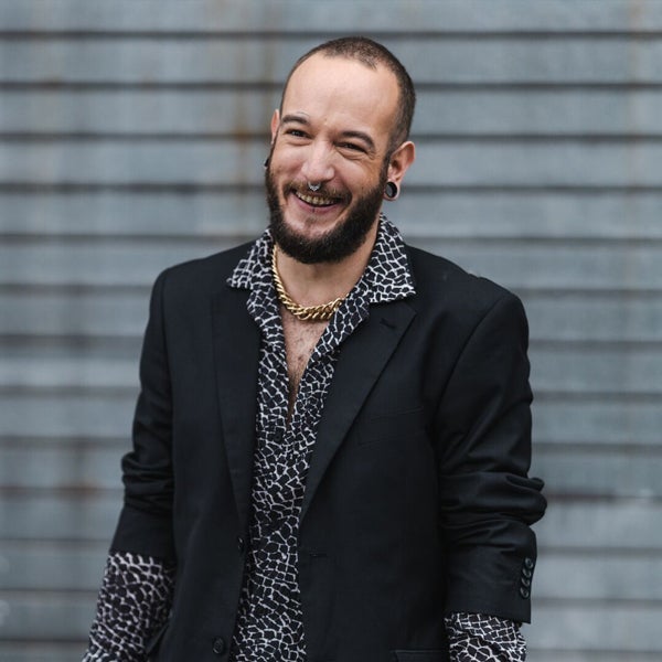 Membre WW Mathieu souriant devant la caméra. Membre WW Mathieu souriant devant la caméra.