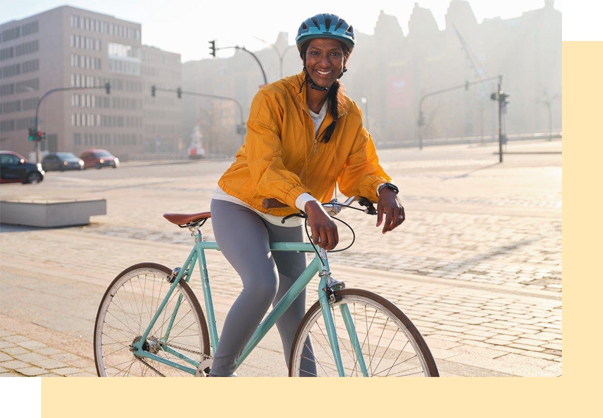 Jeune femme à la peau foncée sur son vélo