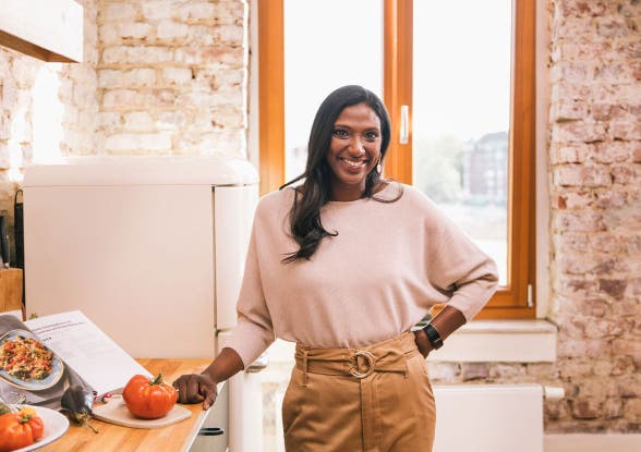 Membre WW Nadine sourit à la caméra.