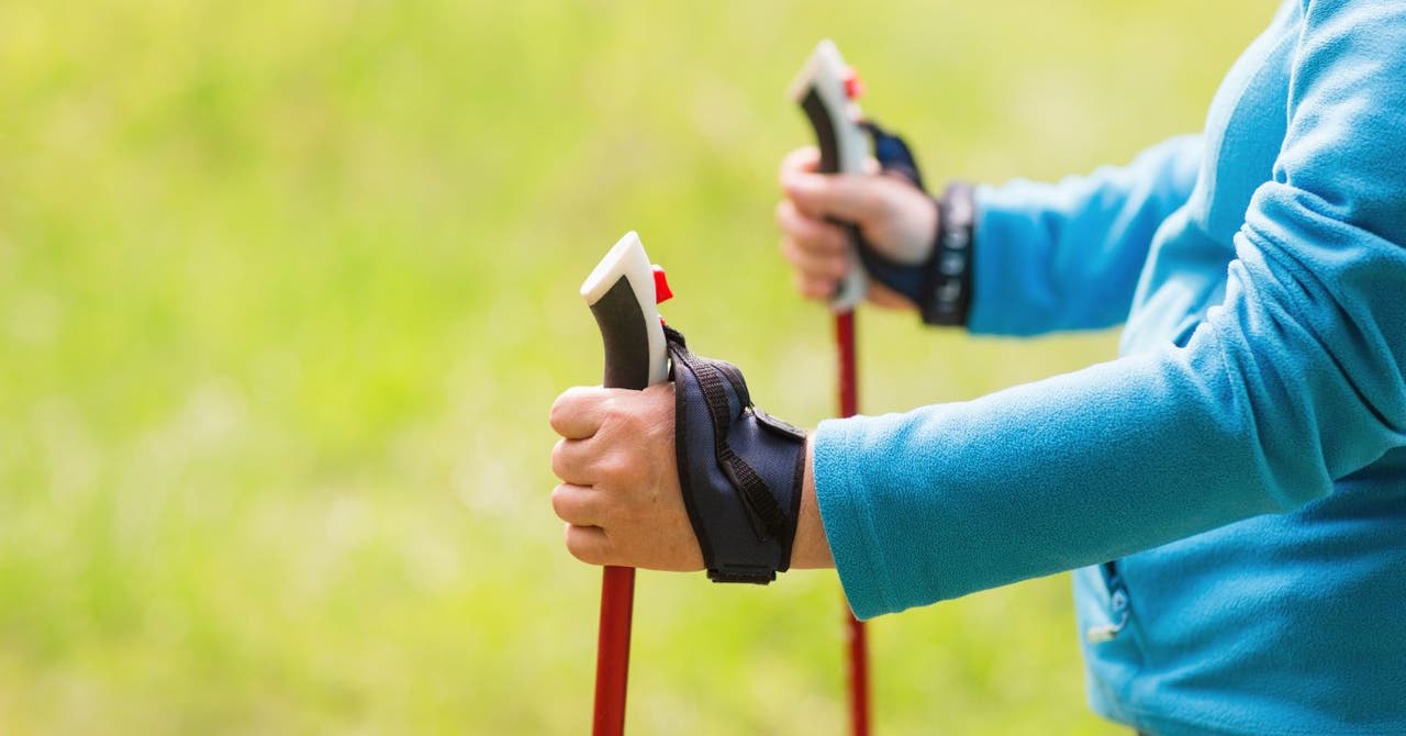 Nahaufnahme einer Frau mit Nordic-Walking-Stöcken