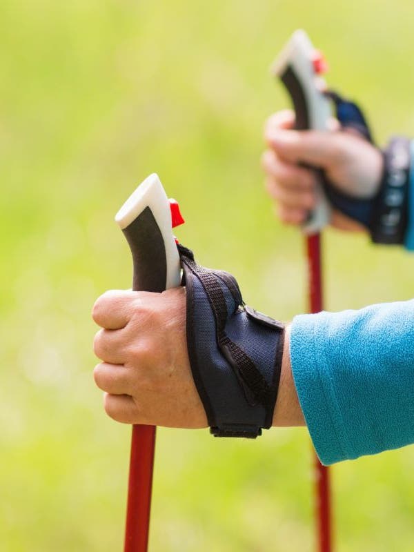 Nahaufnahme einer Frau mit Nordic-Walking-Stöcken