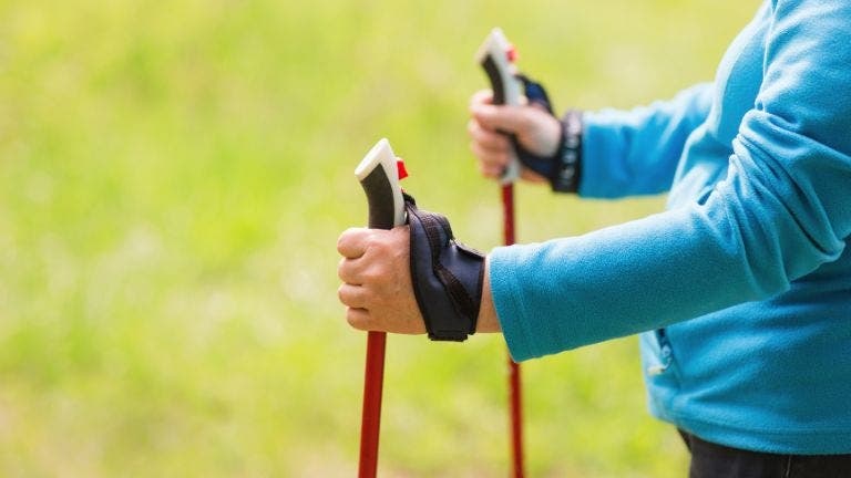 Nahaufnahme einer Frau mit Nordic-Walking-Stöcken