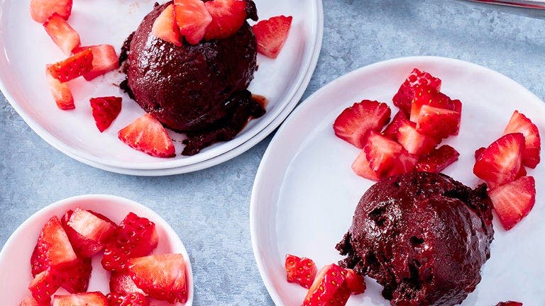 Sorbet au chocolat avec des fraises