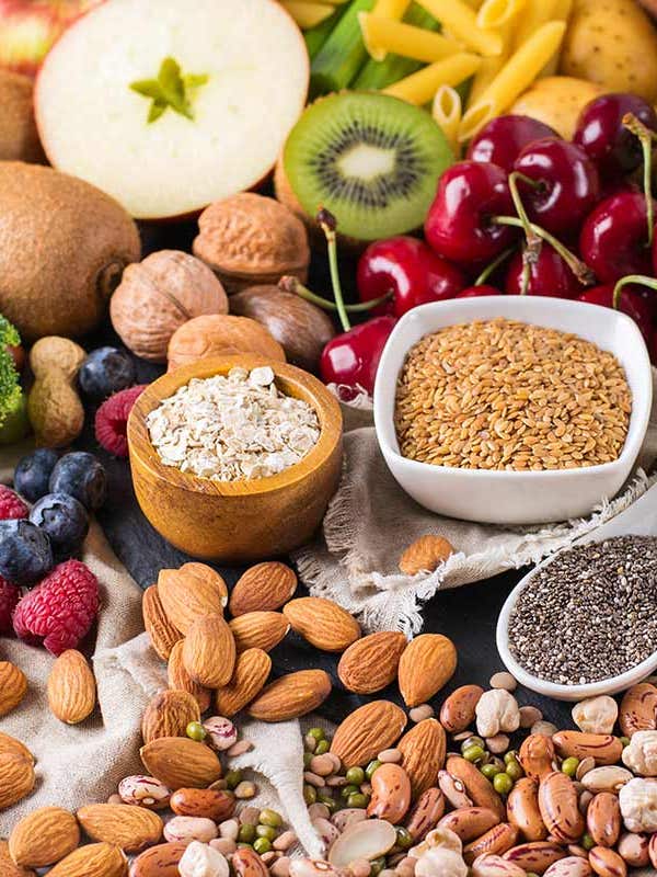 Verschiedene Obst und Gemüse, wie Kiwi, Kirschen oder Brokkoli