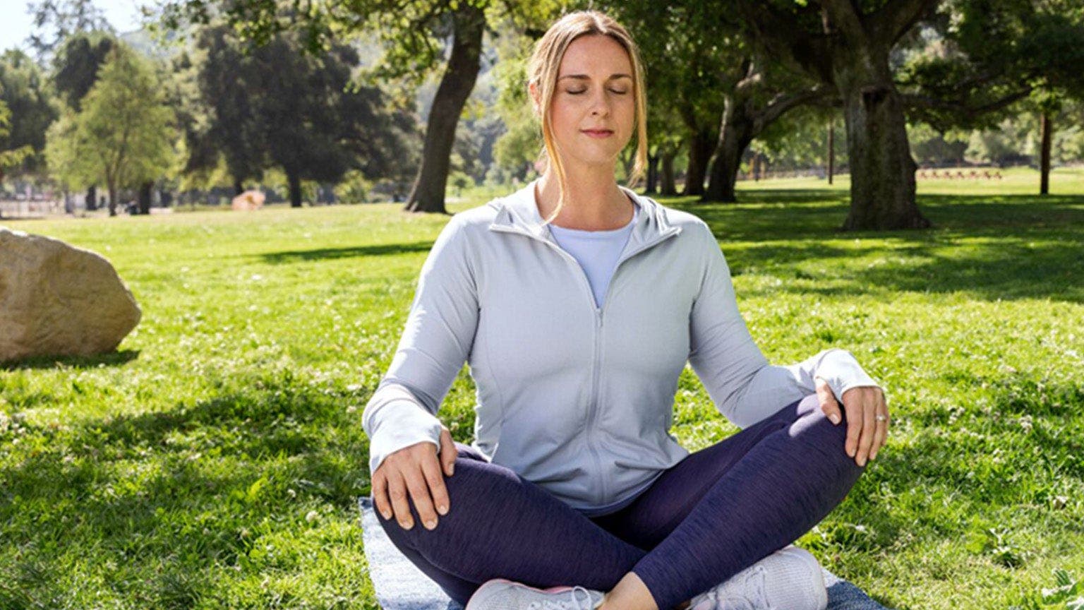 Nicole, membre de WW, en faisant une méditation.