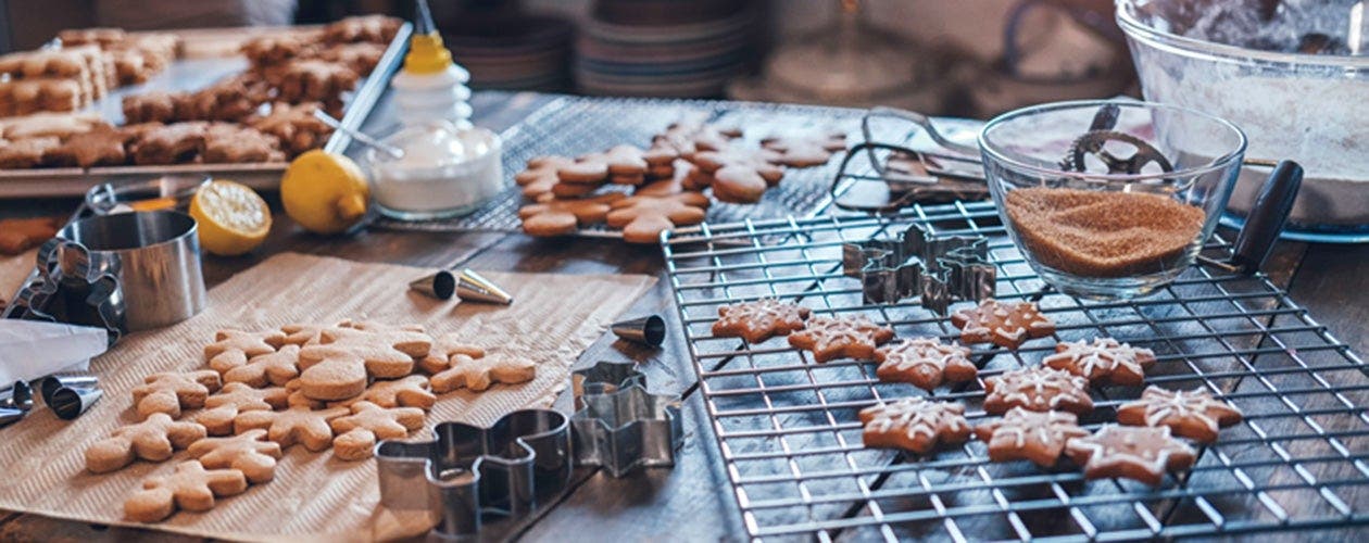 Verschiedene Plätzchen plus Ausstecher auf einer Küchenarbeitsplatte