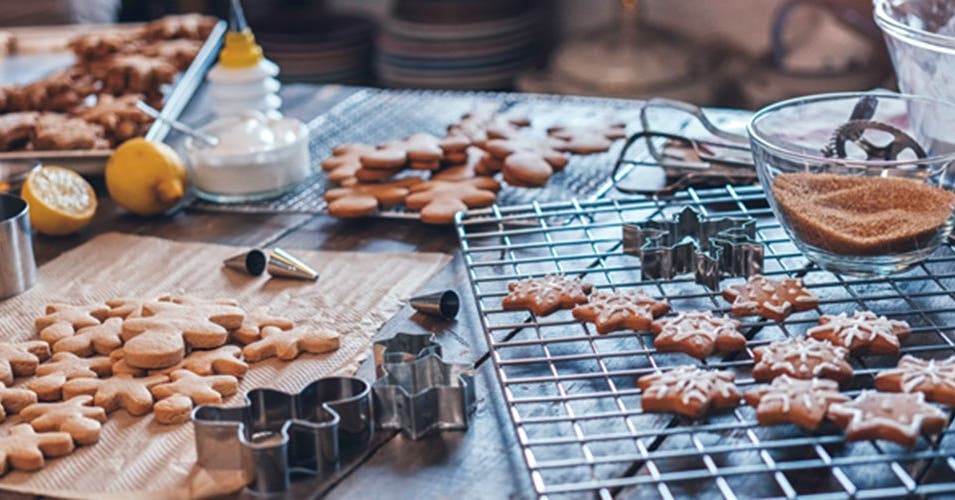 Différents biscuits plus emporte-pièces sur un plan de travail de cuisine