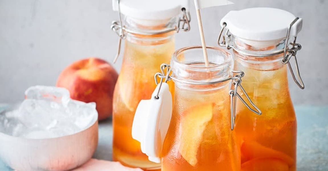 Trois bouteilles de thé froid maison
