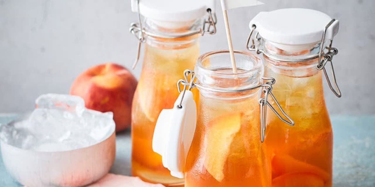 Trois bouteilles de thé froid maison
