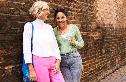 Les membres WW Cecilia et Martina se tiennent devant un mur de briques