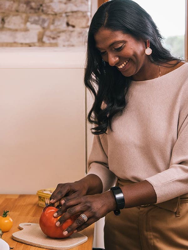 Femme dans la cuisine en train de couper des légumes