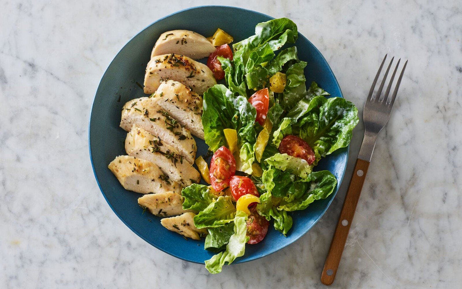 Ofenpoulet mit Salat.