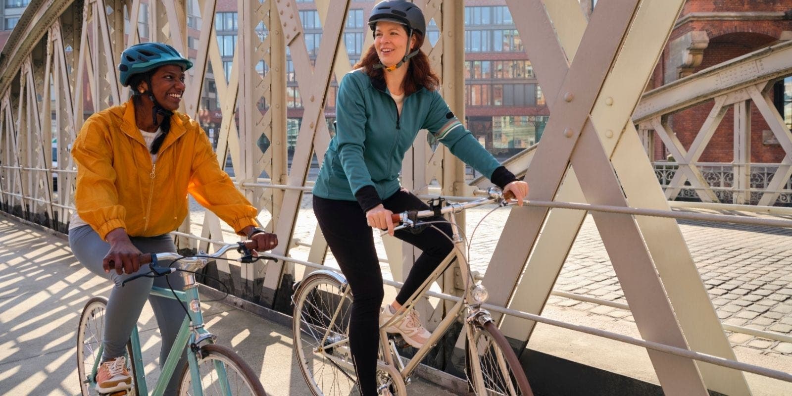 Zwei Frauen fahren gemeinsam Fahrrad.