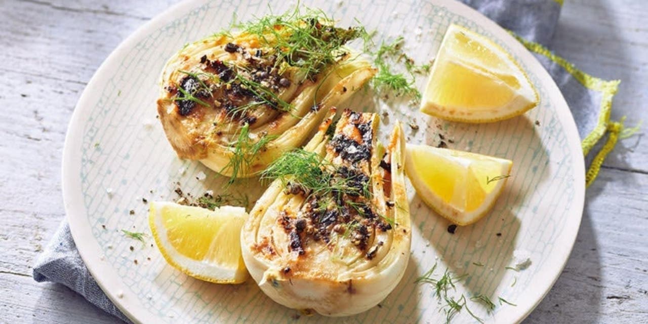 Fenouil grillé au miso sur une assiette