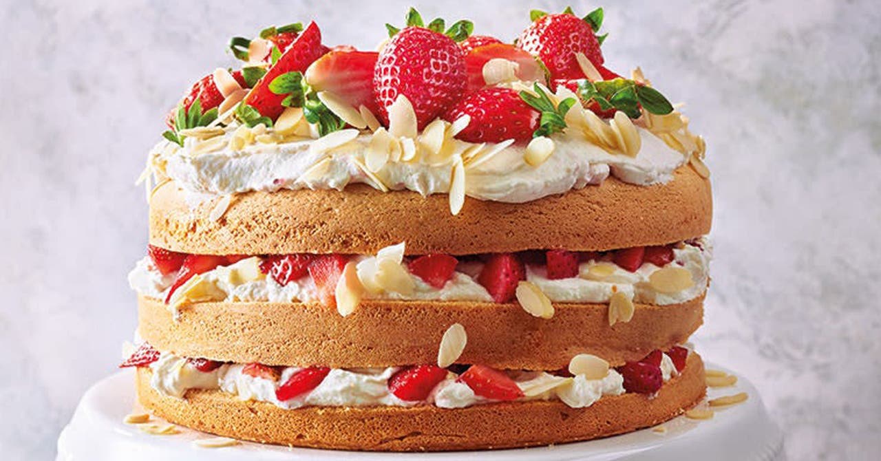 Naked cake mit Happy Birthday Schriftzug