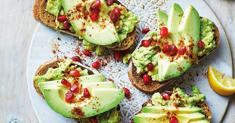 12 gesunde Avocado-Rezepte für Frühstück bis Abendessen