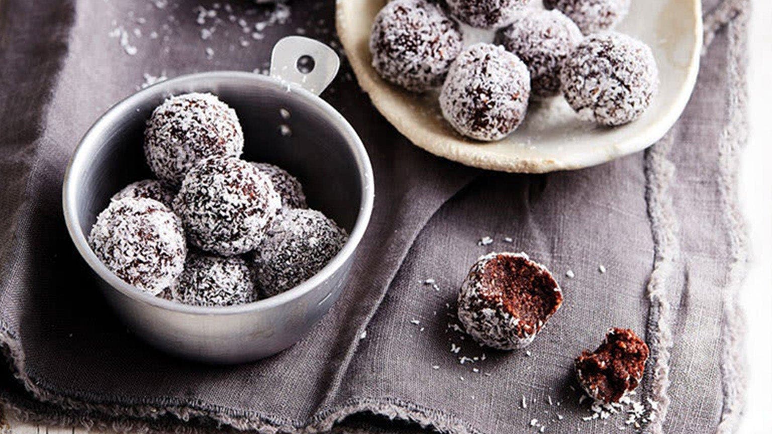 Energyballs à la noix de coco, servis dans deux bols.