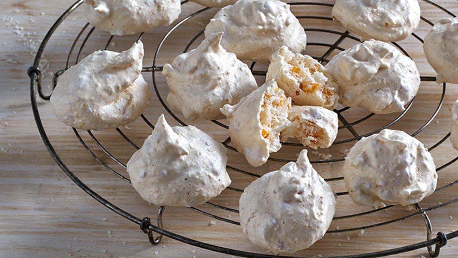 Macarons sur une grille de cuisson