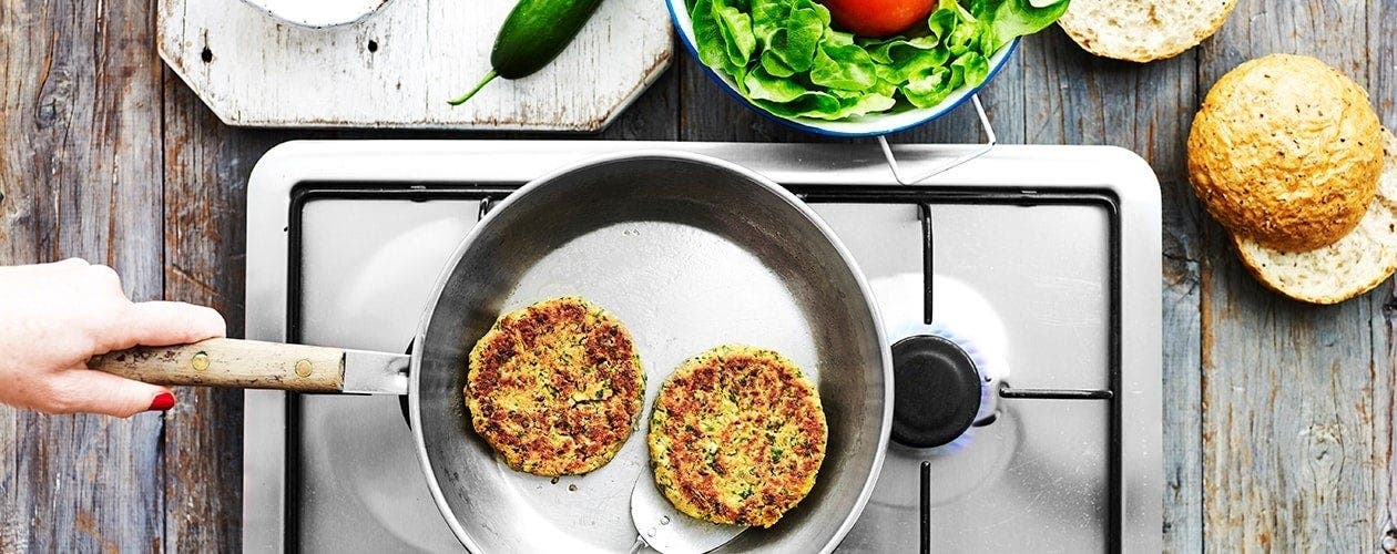 poelle avec 2 sortes de burger