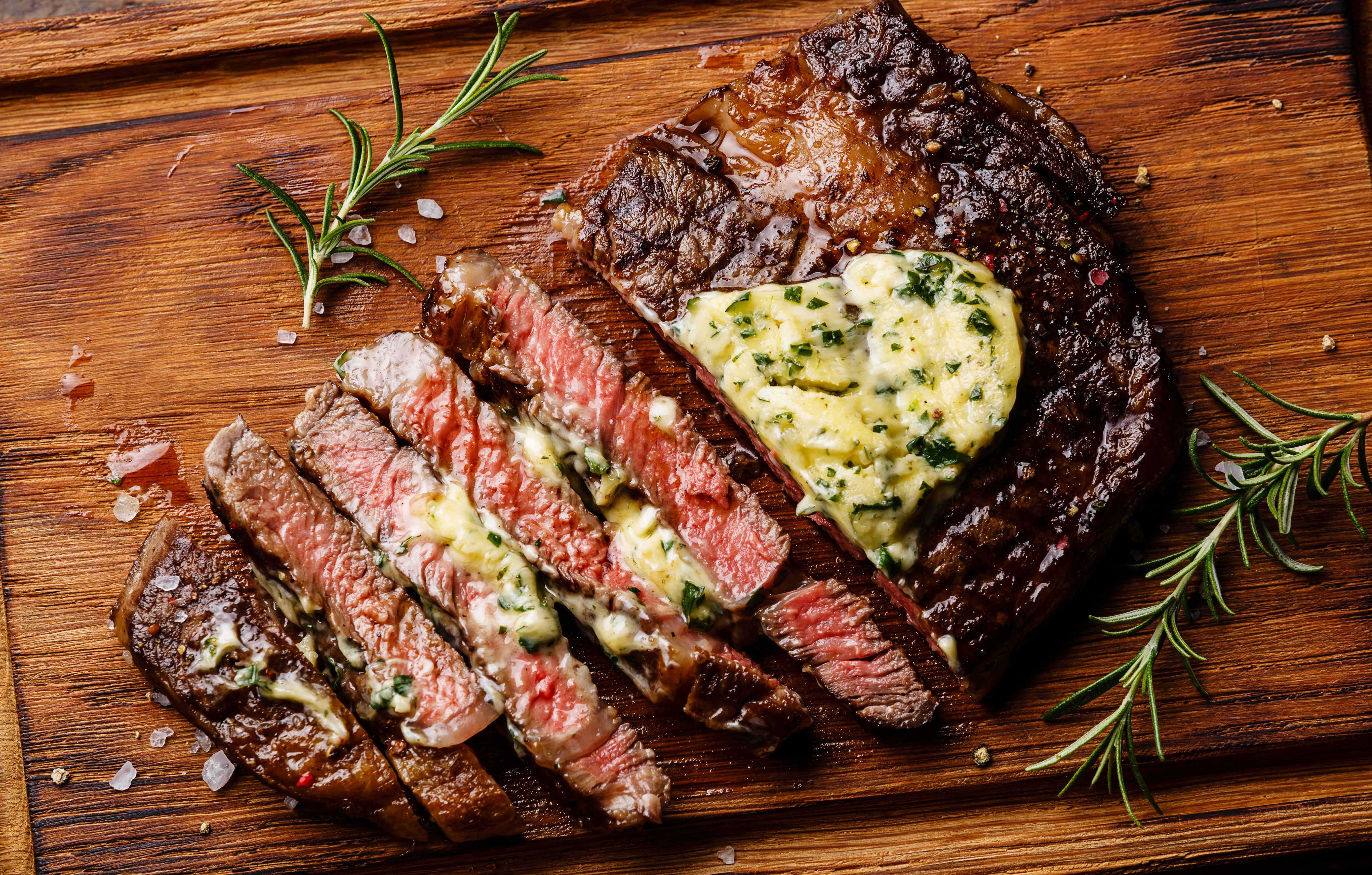 Planchette avec une entrecôte de boeuf