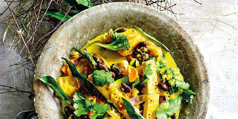Gemüsecurry mit Tofu in Schale