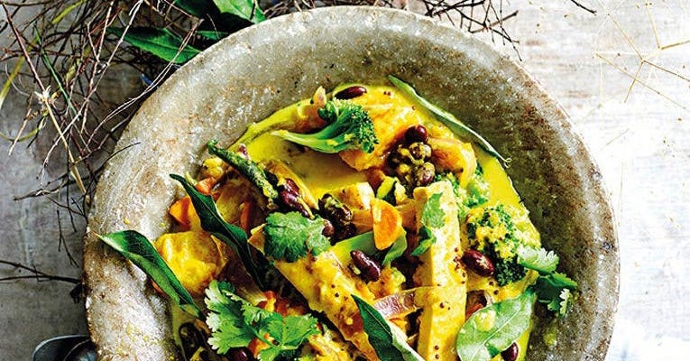 Gemüsecurry mit Tofu in Schale