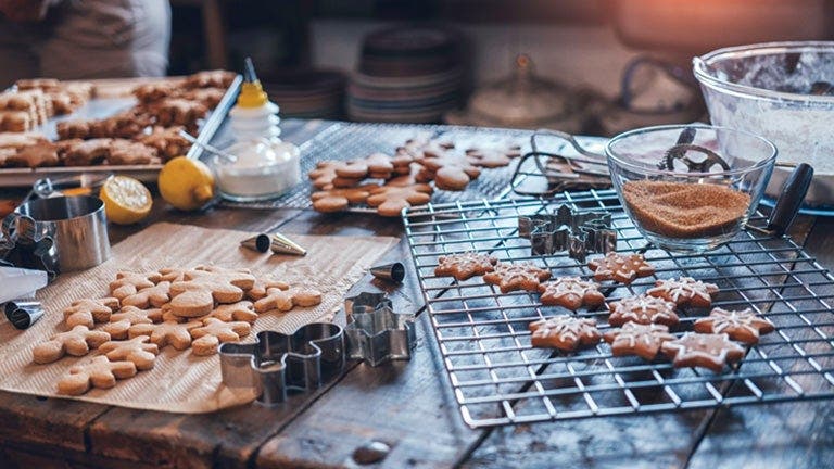 Verschiedene Plätzchen plus Ausstecher auf einer Küchenarbeitsplatte