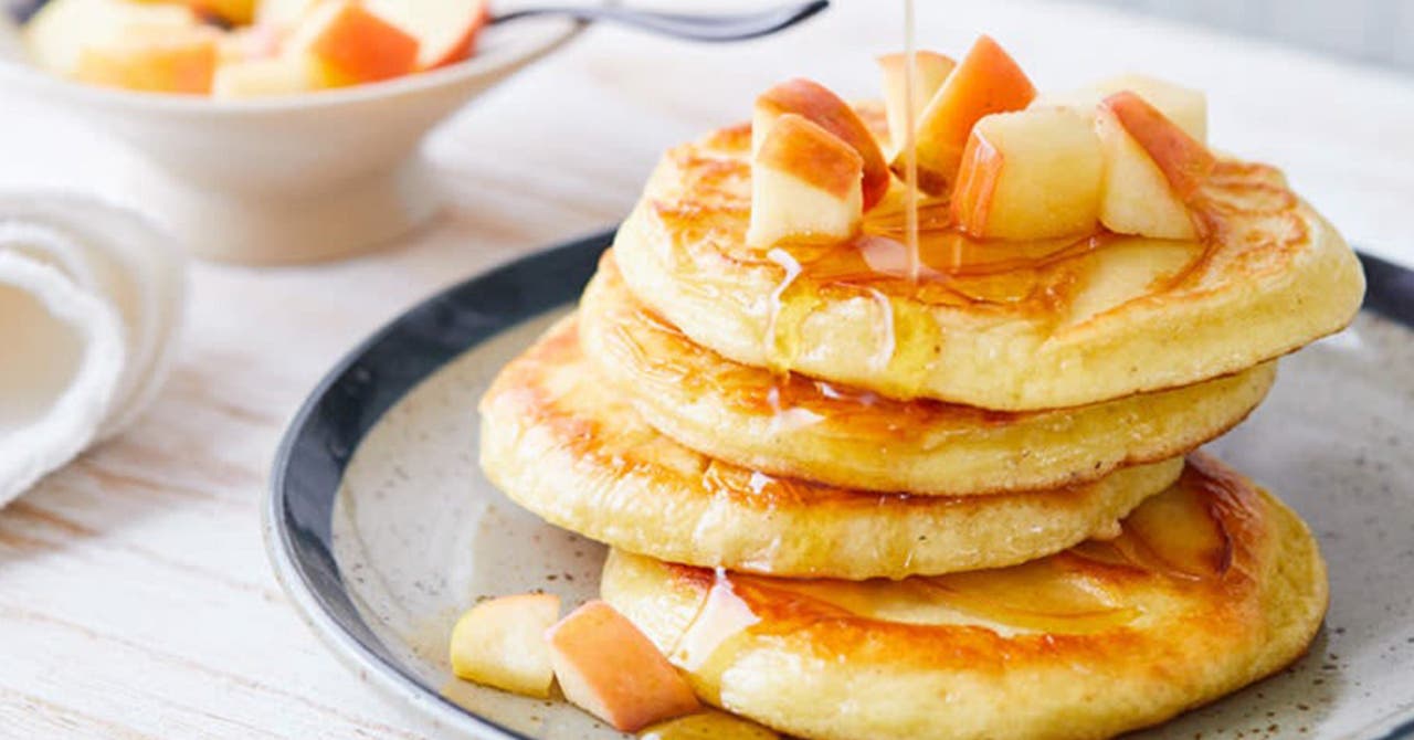 Une pile de pancakes à la pommes sur une assiette