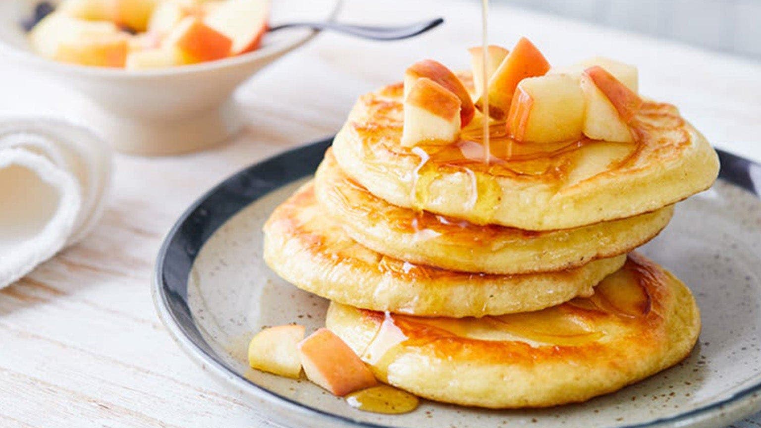 Une pile de pancakes à la pommes sur une assiette