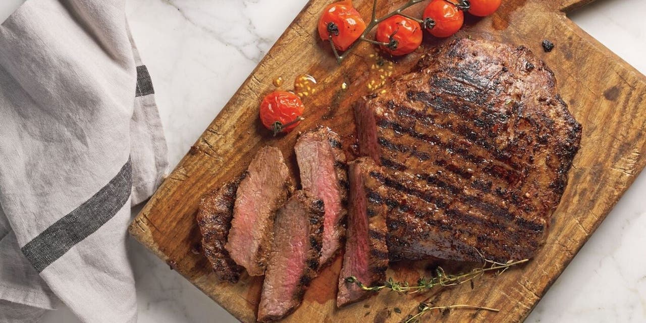 Ein Stück gebratenes rotes Fleisch auf einem Schneidebrett