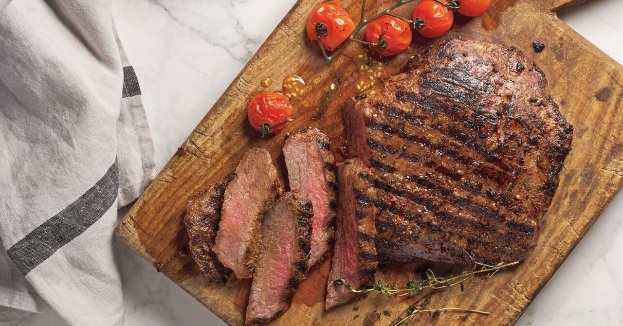Ein Stück gebratenes rotes Fleisch auf einem Schneidebrett