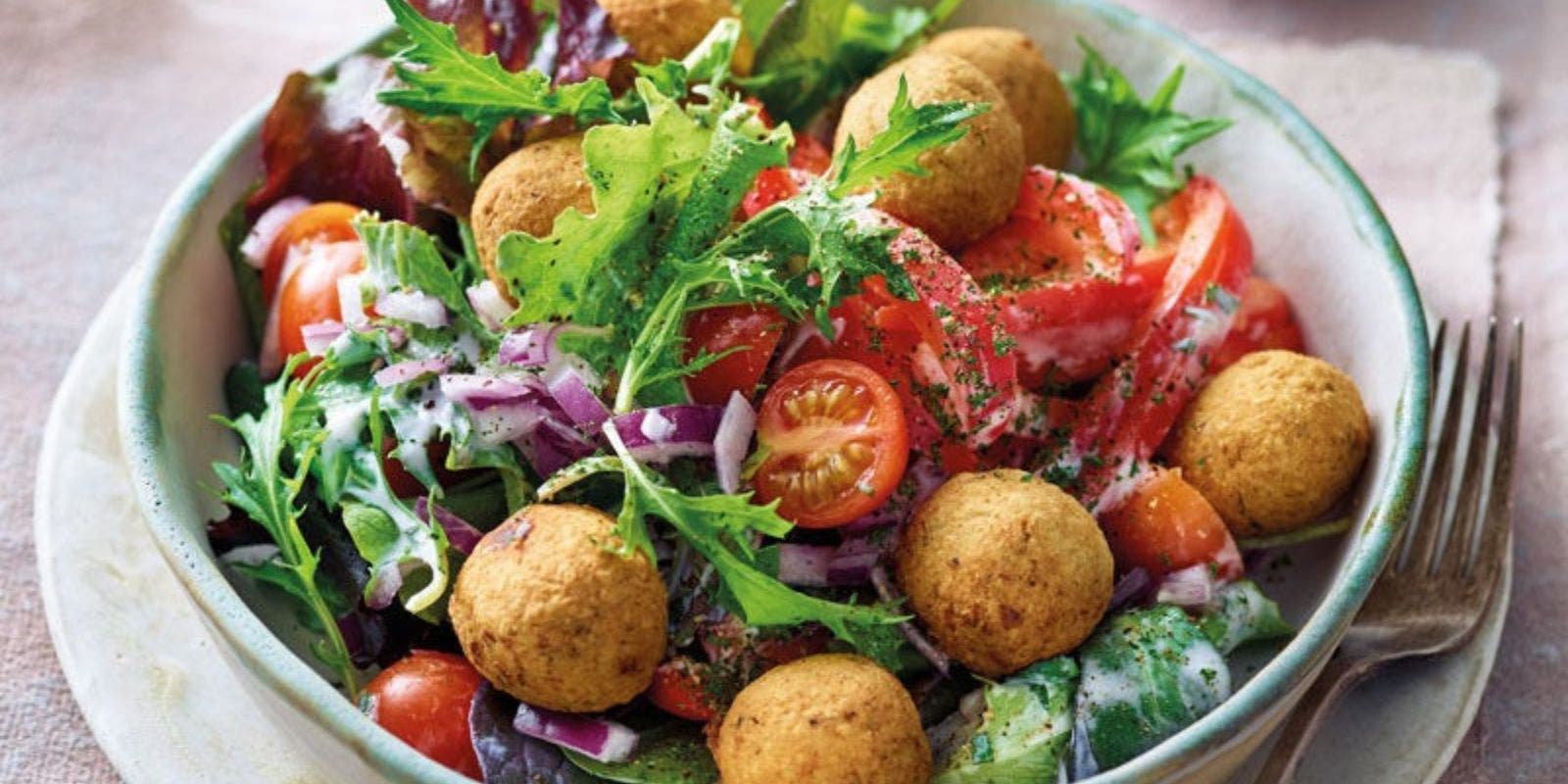 Falafelsalat mit Joghurt-Minz-Dressing