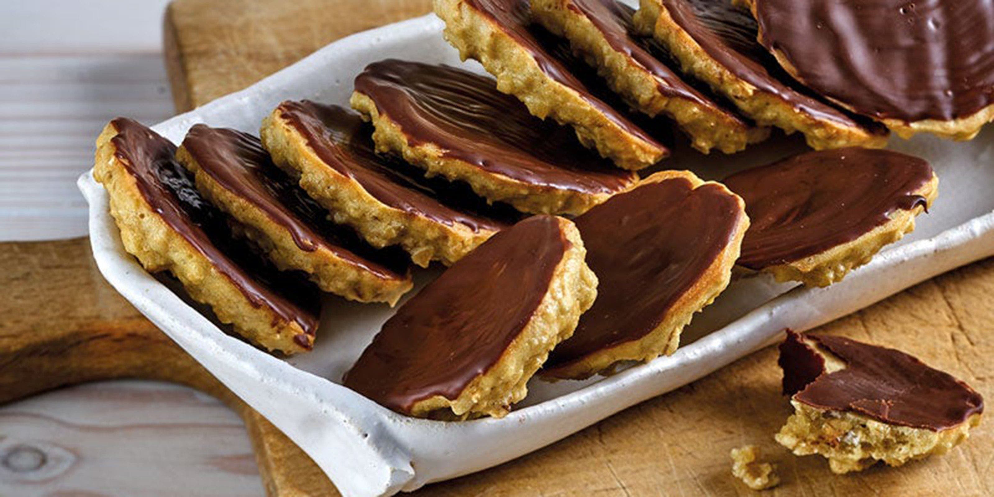 Biscuits rapides au chocolat sur assiette blanche