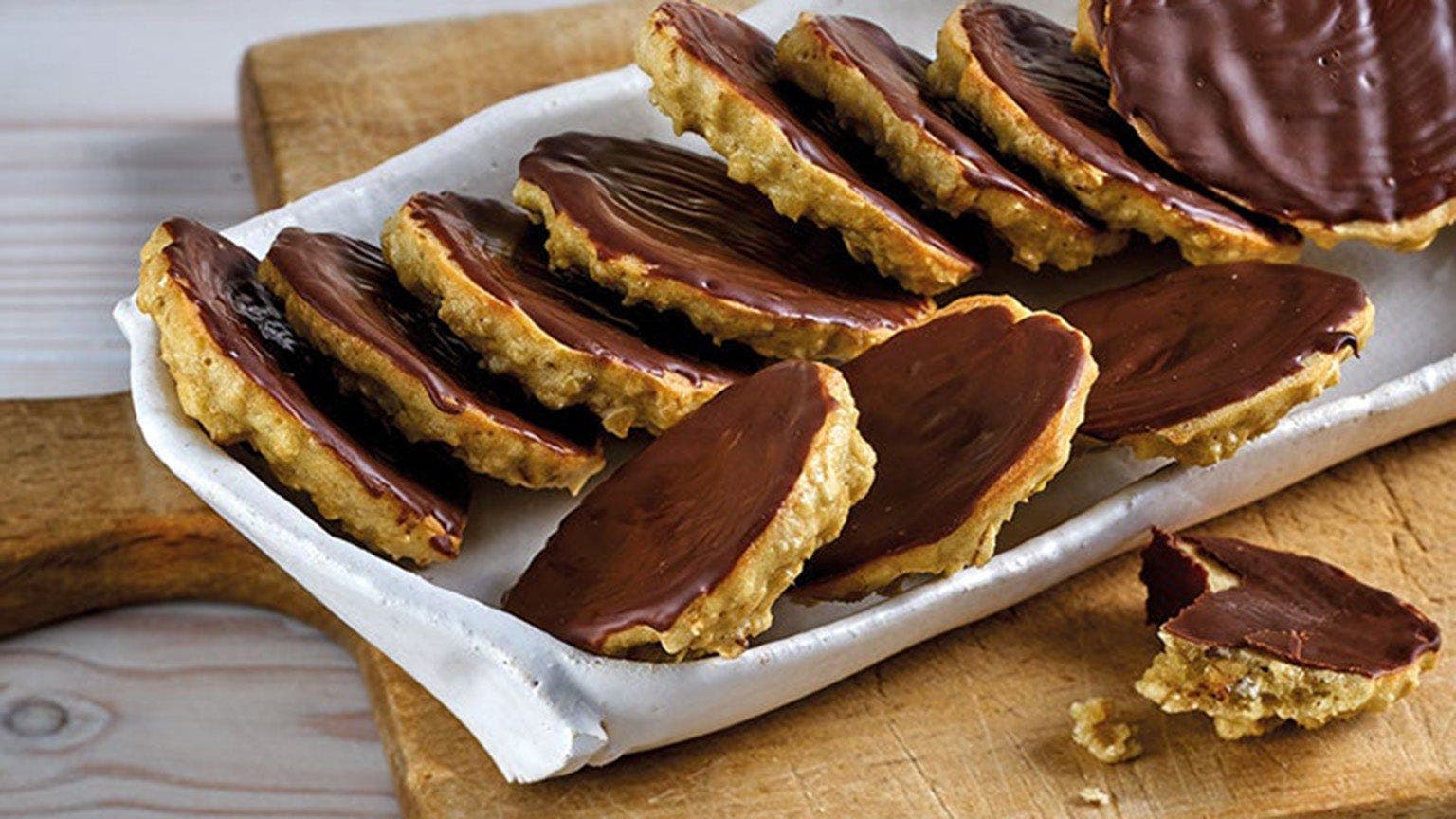 Biscuits rapides au chocolat sur assiette blanche