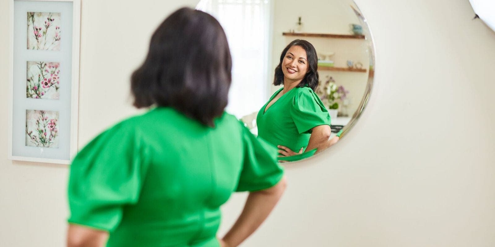 Julie, membre WW, sourit devant le miroir.