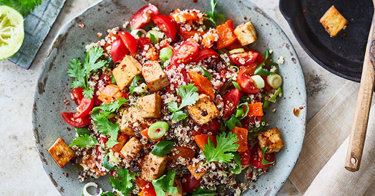 Une assiette de salade au quinoa et tofu mariné
